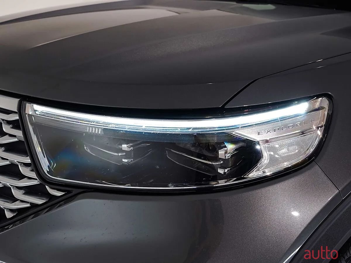 2021' Ford Explorer photo #6