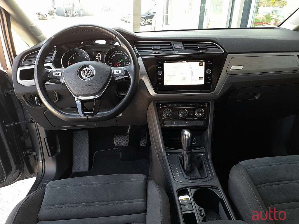 2020' Volkswagen Touran photo #2