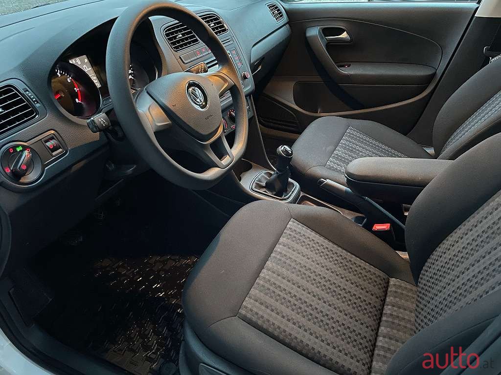 2015' Volkswagen Polo photo #5
