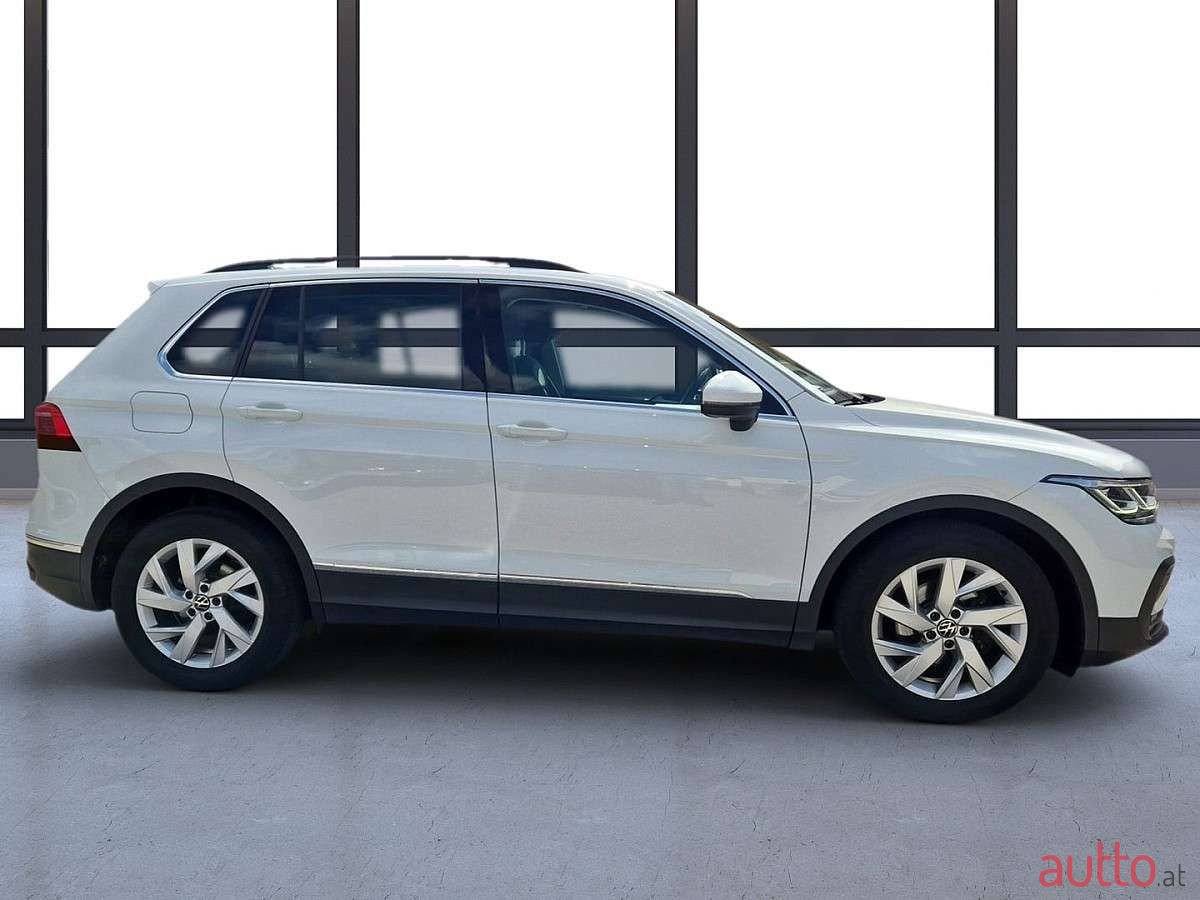 2021' Volkswagen Tiguan photo #3