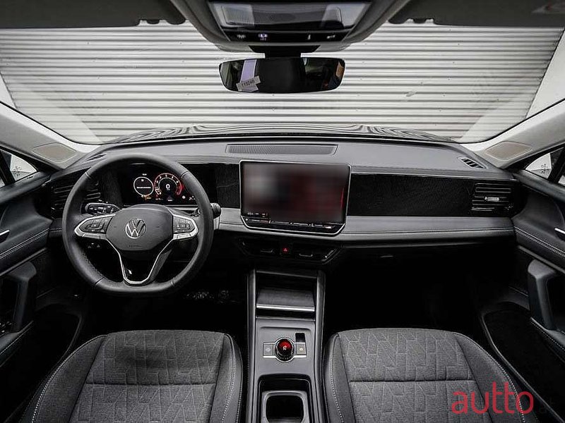2024' Volkswagen Tiguan photo #4