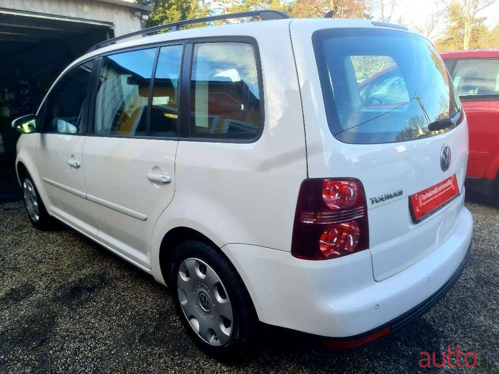 2009' Volkswagen Touran photo #4