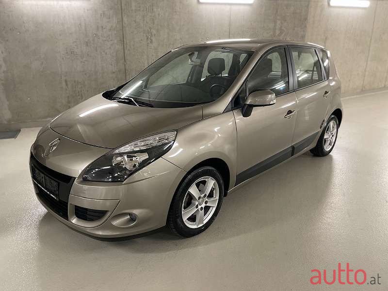 2011' Renault Scenic photo #3