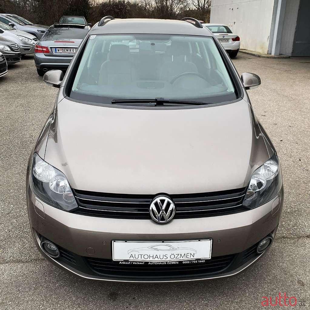 2011' Volkswagen Golf photo #2