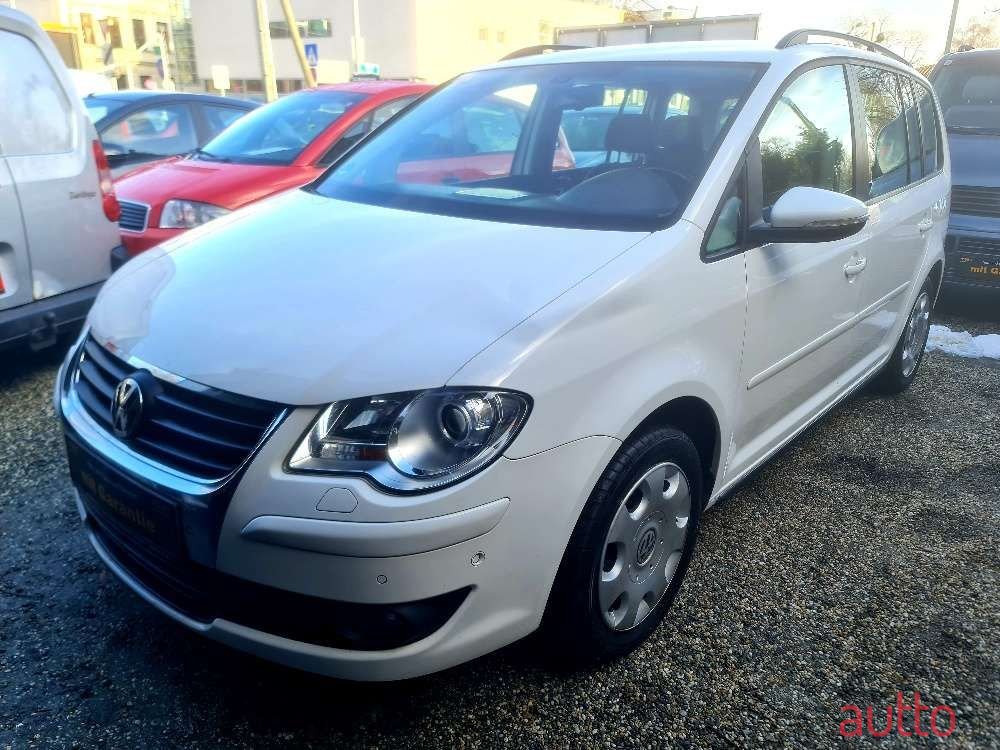 2009' Volkswagen Touran photo #1