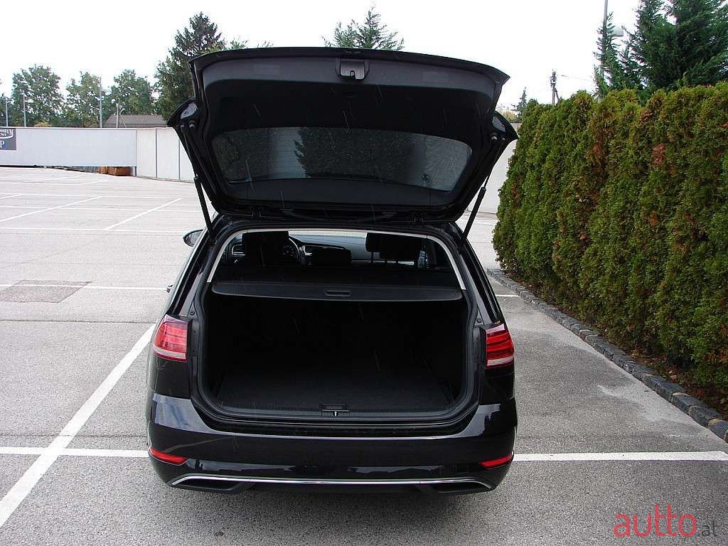 2019' Volkswagen Golf photo #5