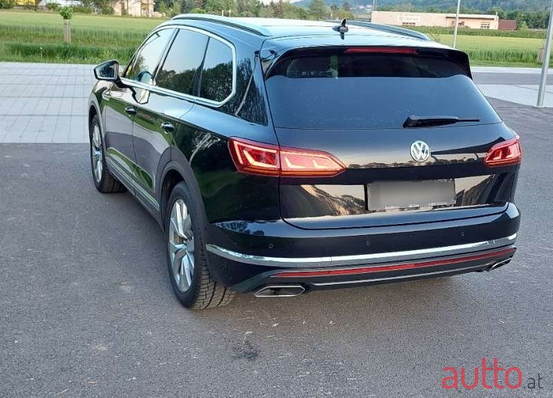 2019' Volkswagen Touareg photo #4