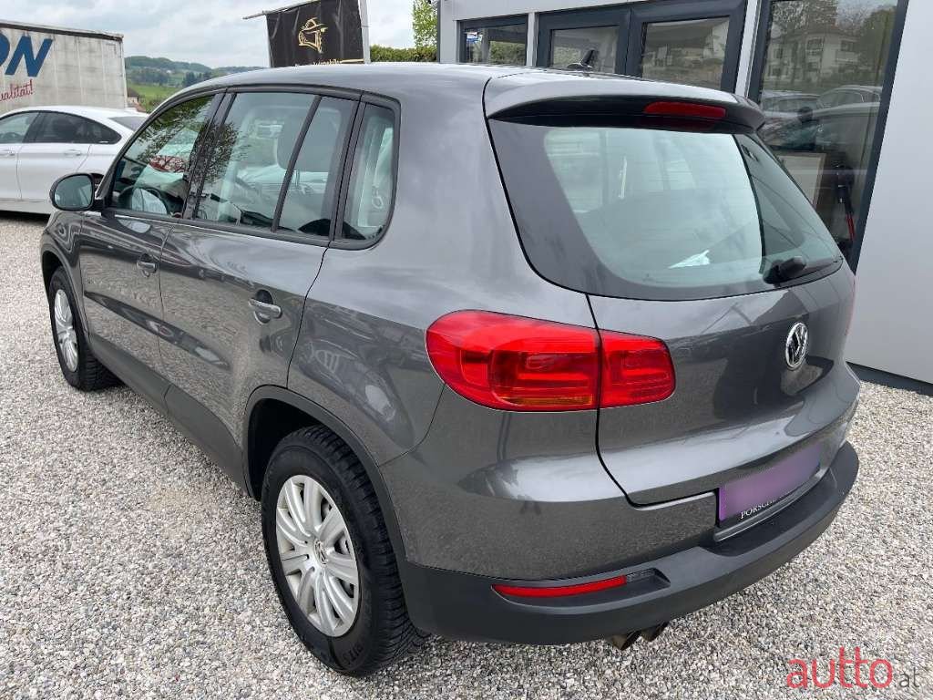 2011' Volkswagen Tiguan photo #6