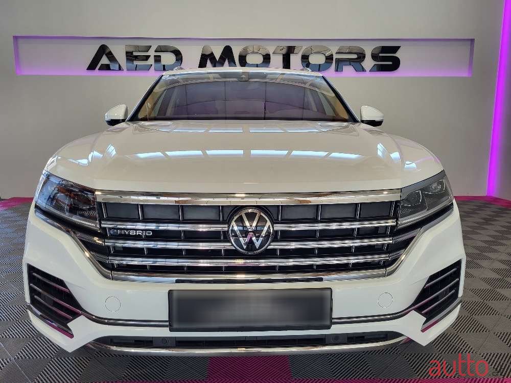 2021' Volkswagen Touareg photo #3