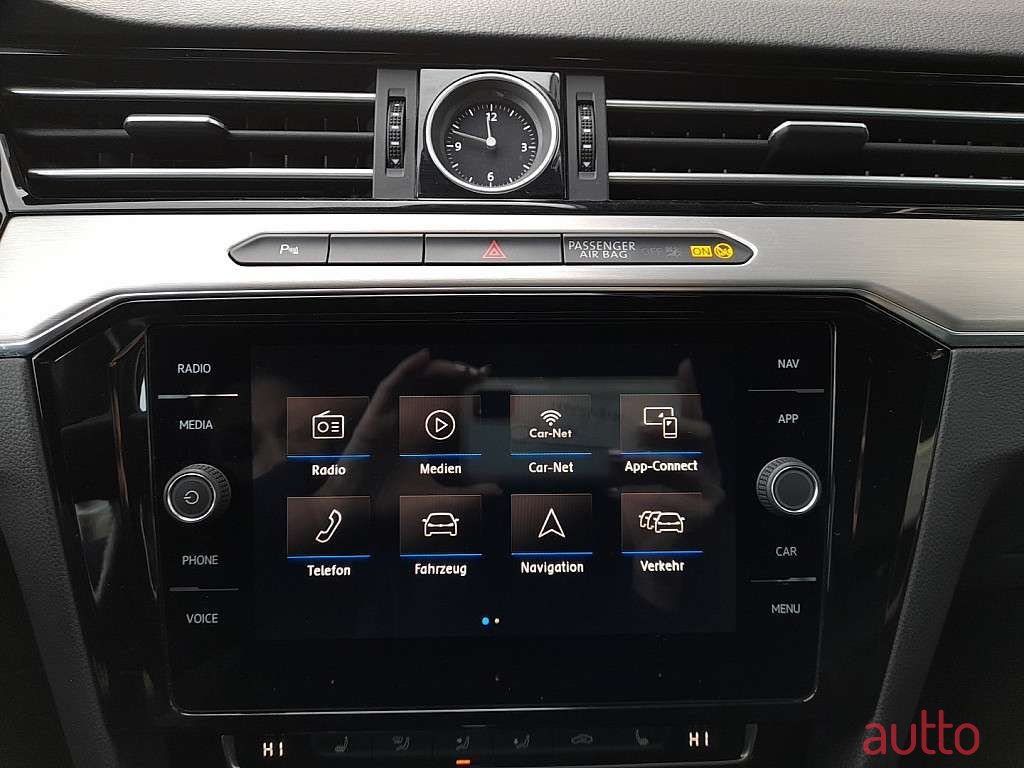 2019' Volkswagen Passat photo #4