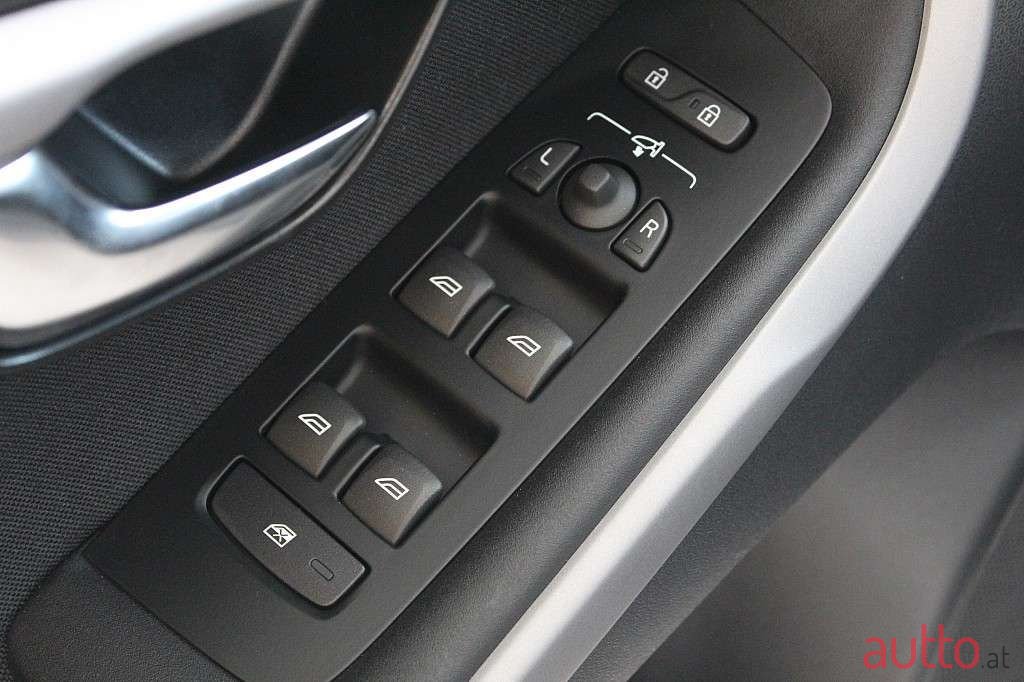 2018' Volvo V40 photo #3