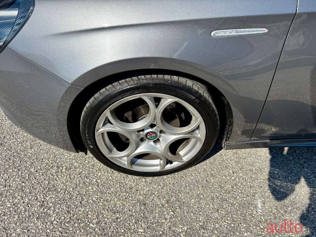 2016' Alfa Romeo Giulietta photo #5