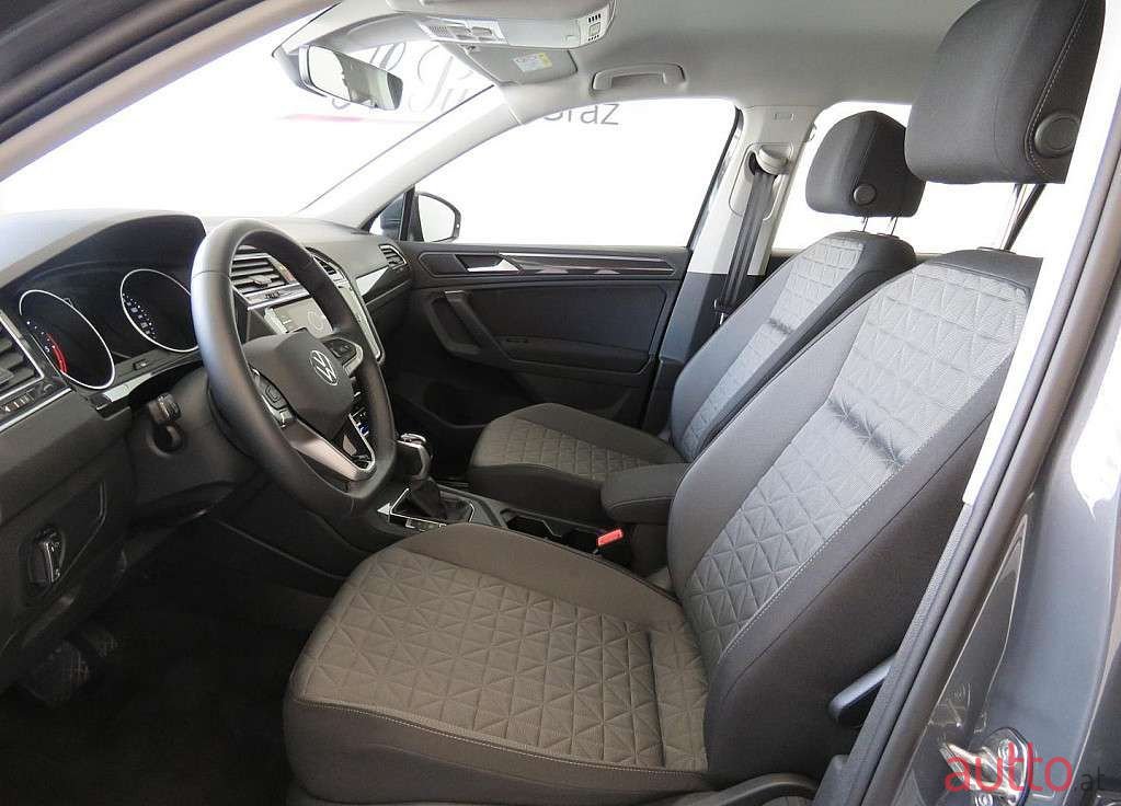 2022' Volkswagen Tiguan photo #5