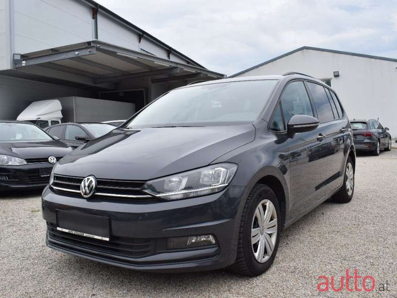 2019' Volkswagen Touran photo #2