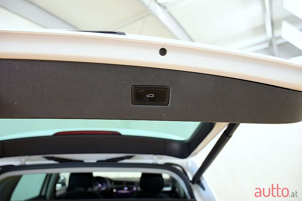 2020' Volkswagen Tiguan photo #4