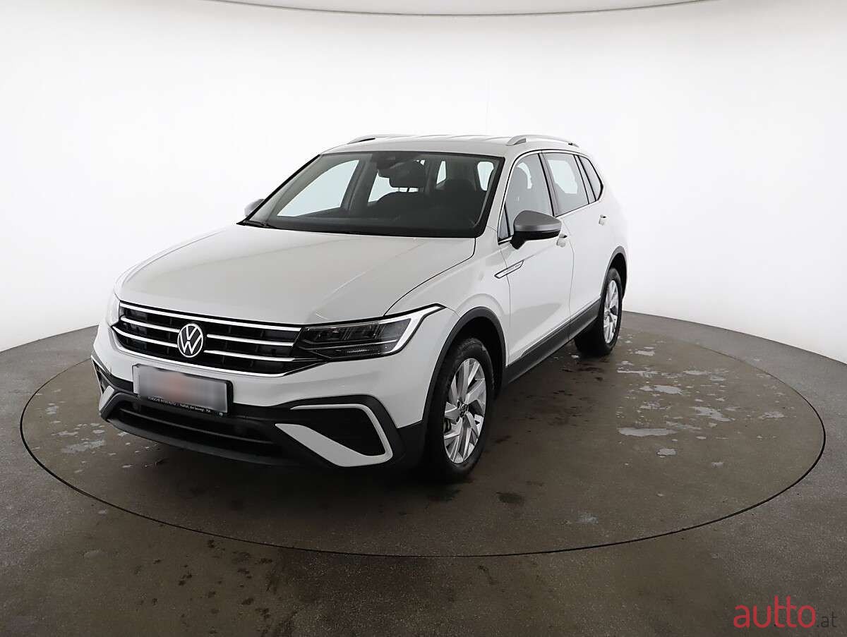 2023' Volkswagen Tiguan photo #2