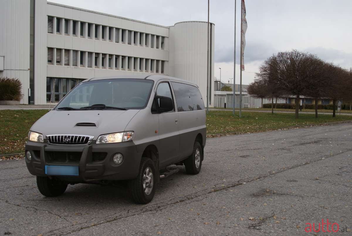 2003' Hyundai Starex photo #1