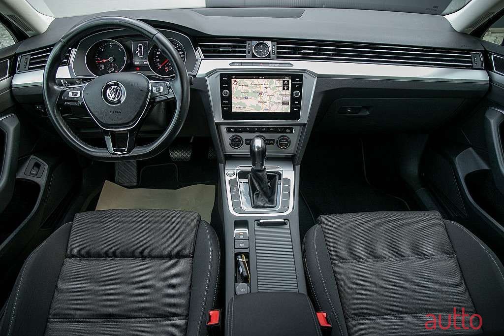 2019' Volkswagen Passat photo #5