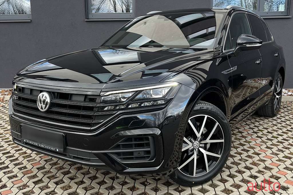 2018' Volkswagen Touareg photo #1