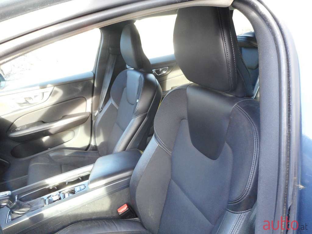 2019' Volvo V60 photo #5