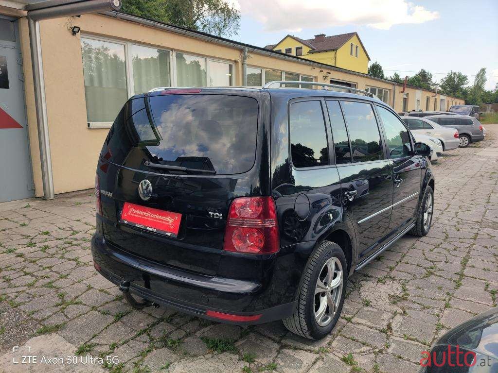 2008' Volkswagen Touran photo #5