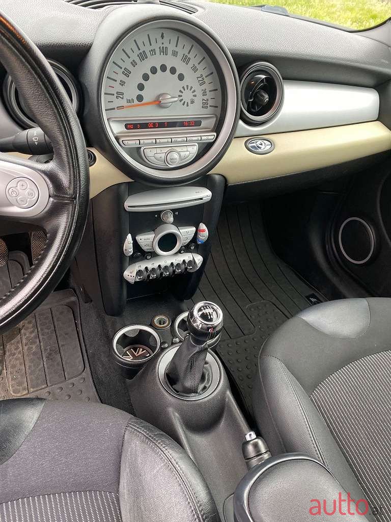 2010' MINI Cabrio photo #4