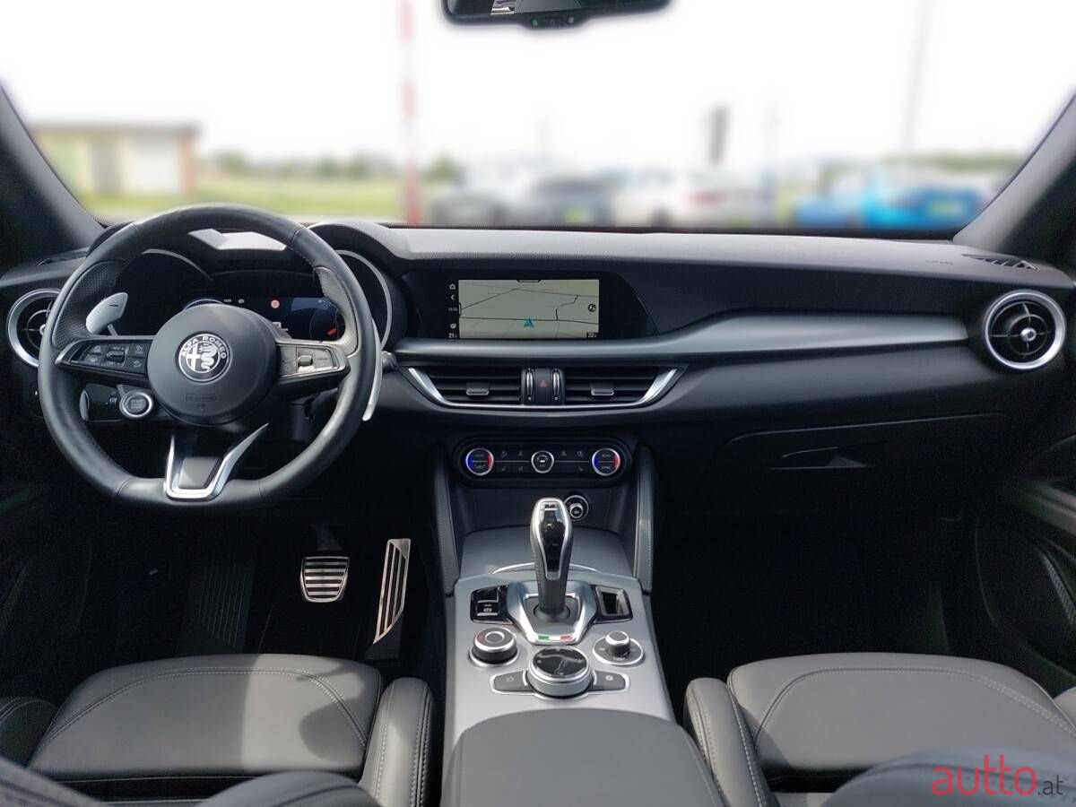2024' Alfa Romeo Stelvio photo #4