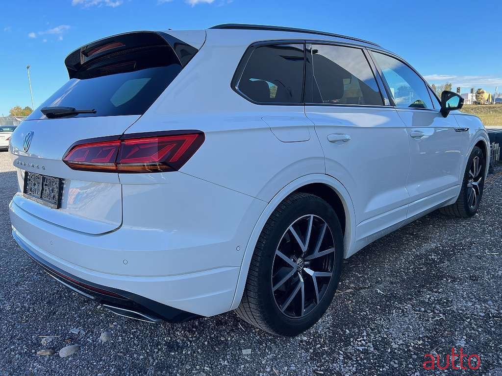 2018' Volkswagen Touareg photo #3