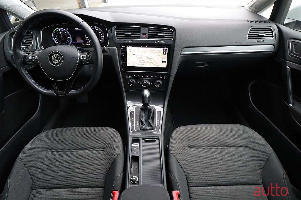 2020' Volkswagen Golf photo #5