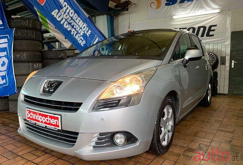 2011' Peugeot 5008 photo #1