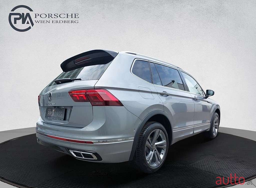 2023' Volkswagen Tiguan photo #2