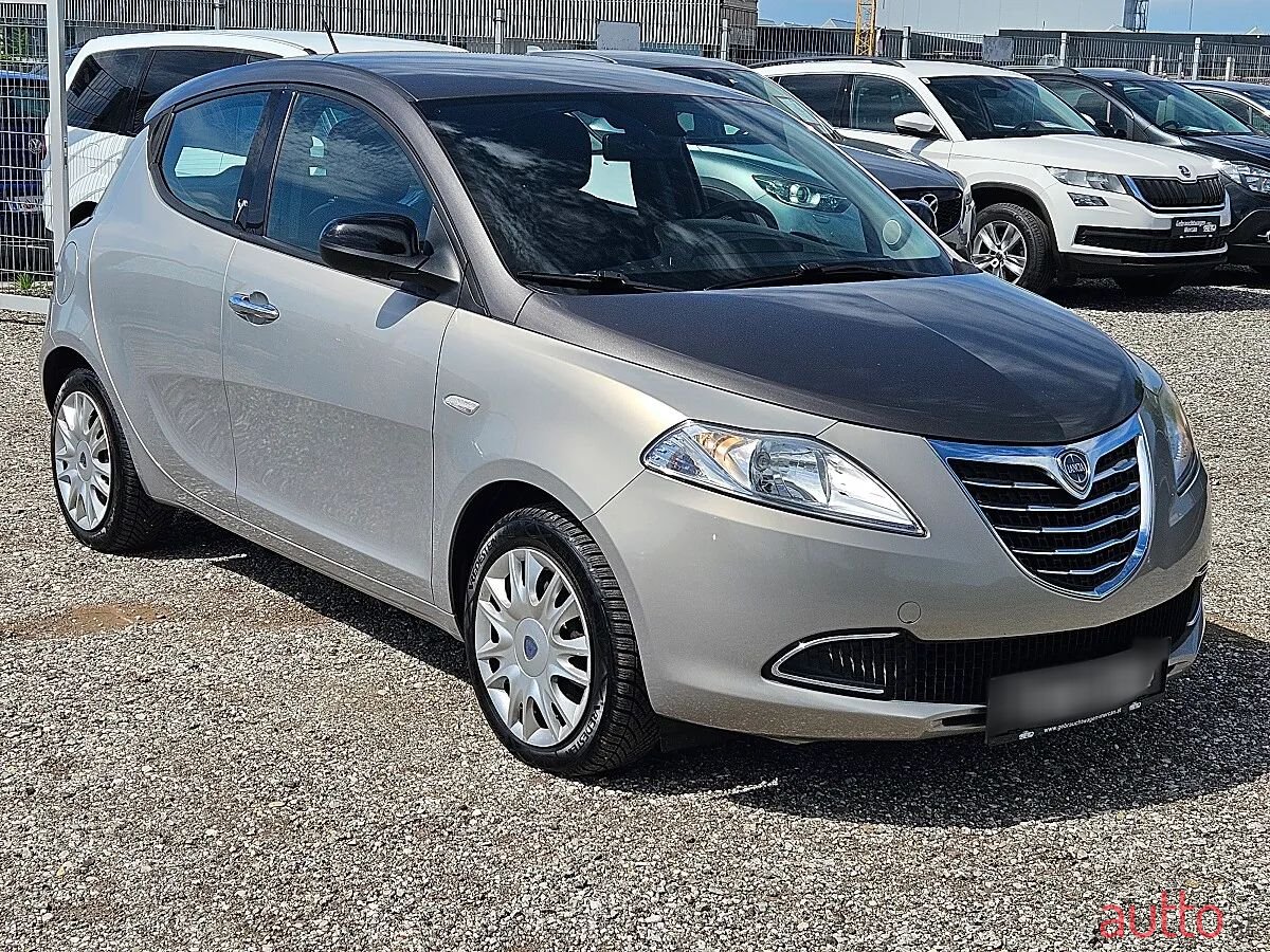 2012' Lancia Ypsilon photo #3