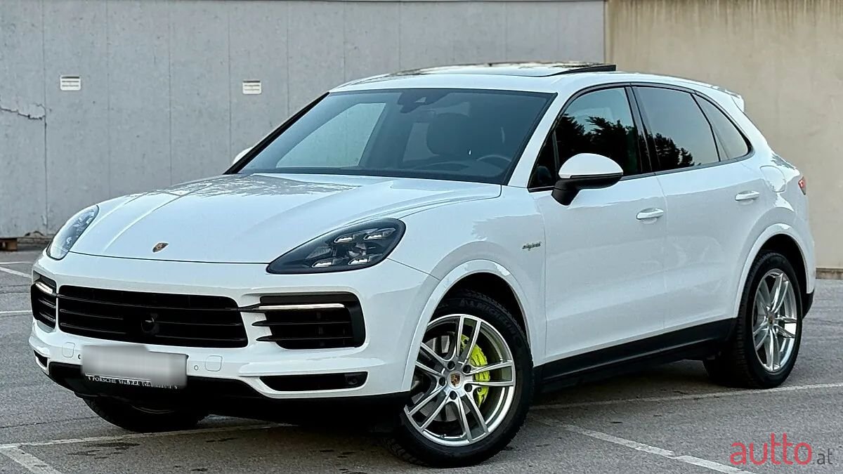 2020' Porsche Cayenne photo #2