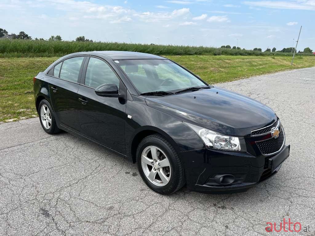 2011' Chevrolet Cruze photo #3