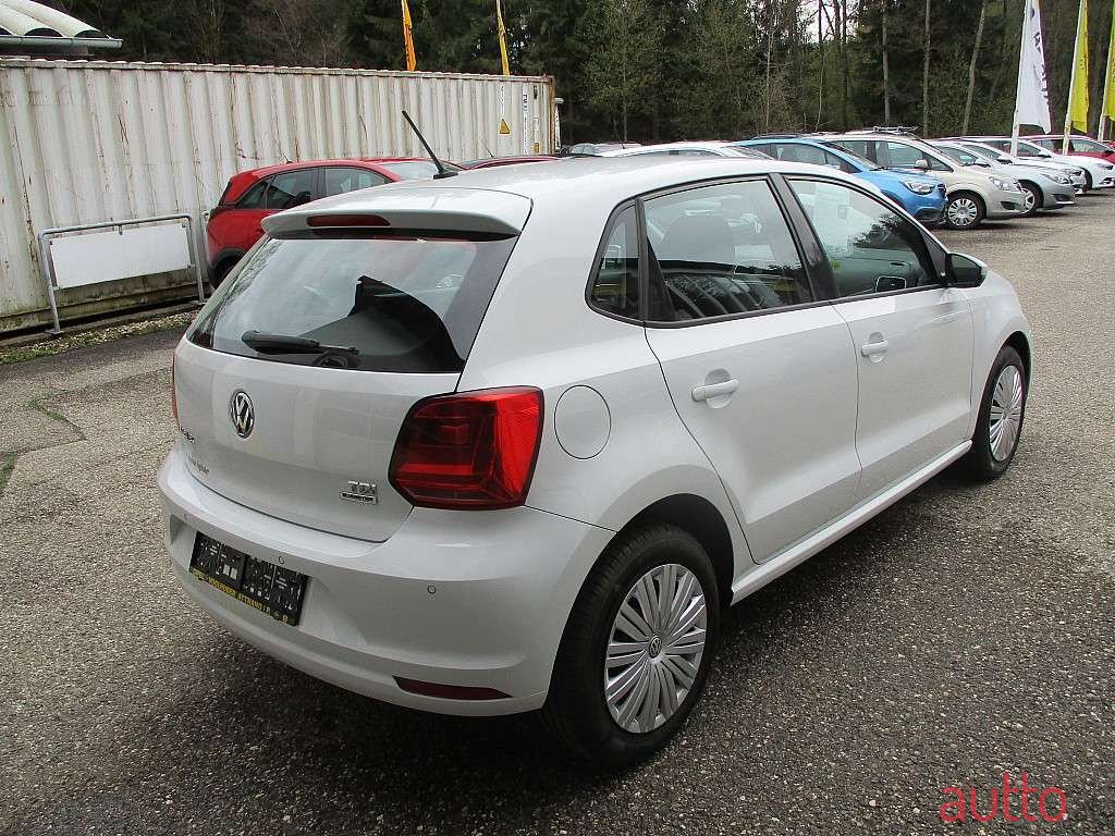2015' Volkswagen Polo photo #1