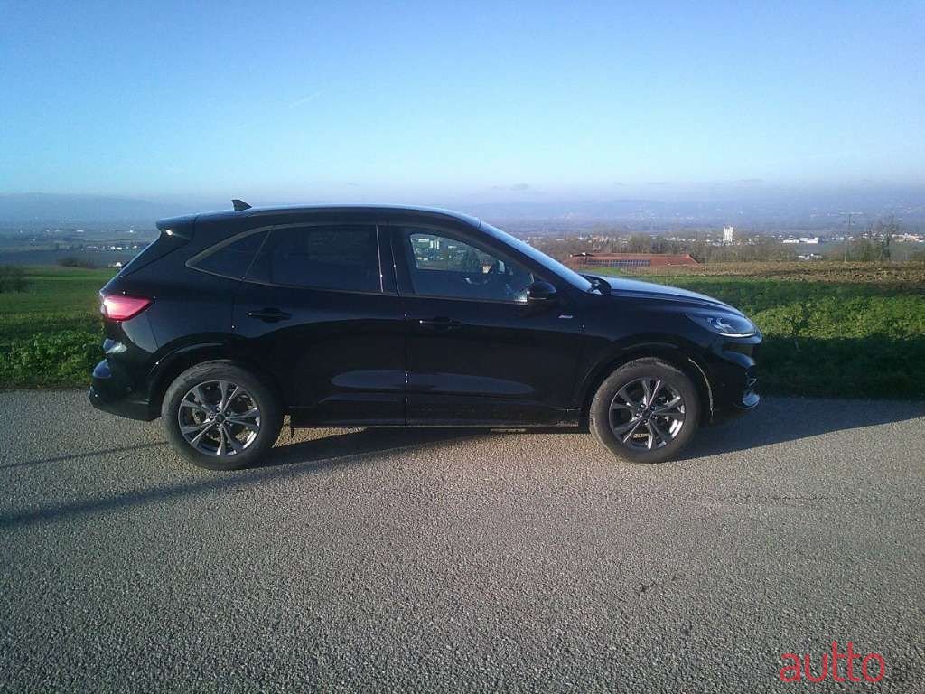2023' Ford Kuga photo #2