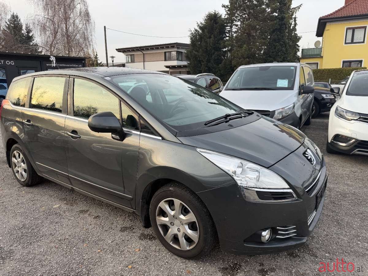 2011' Peugeot 5008 photo #1