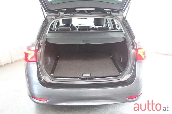 2017' Toyota Avensis photo #4