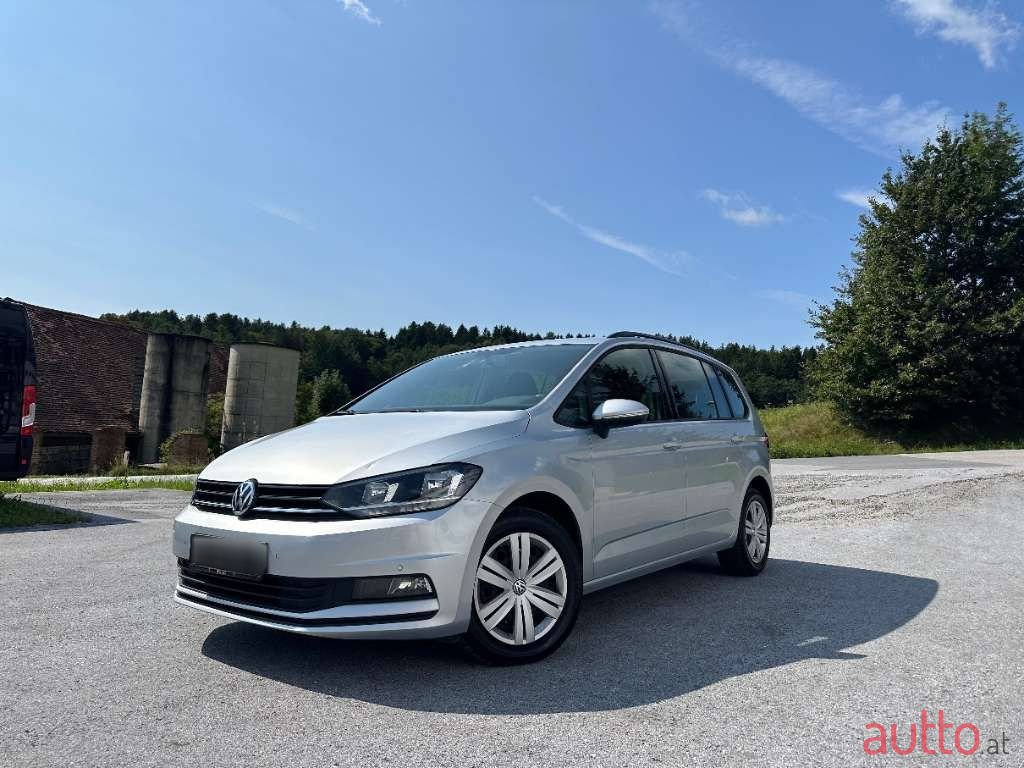 2018' Volkswagen Touran photo #2