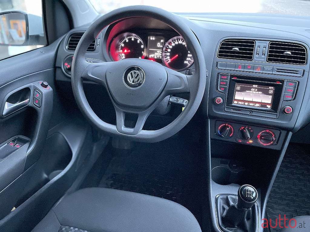 2015' Volkswagen Polo photo #6