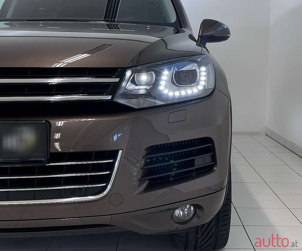 2012' Volkswagen Touareg photo #5