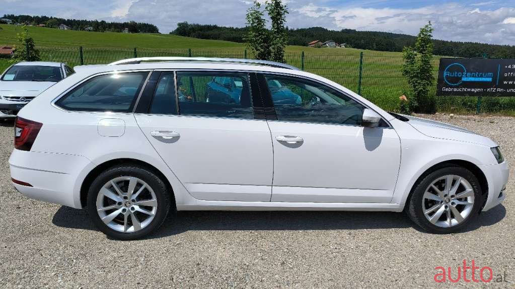 2020' Skoda Octavia photo #6