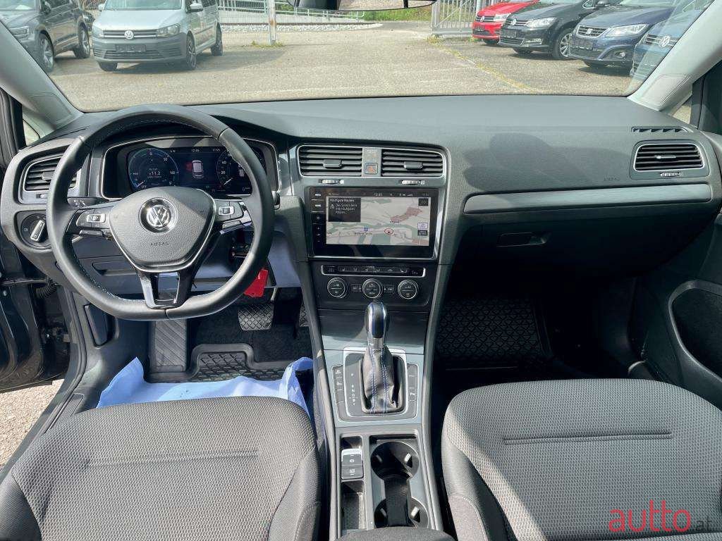 2017' Volkswagen Golf photo #6