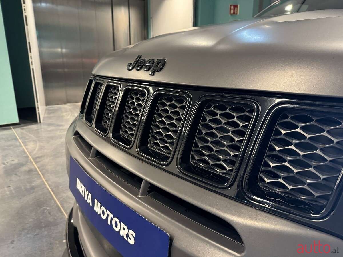 2019' Jeep Grand Cherokee photo #2