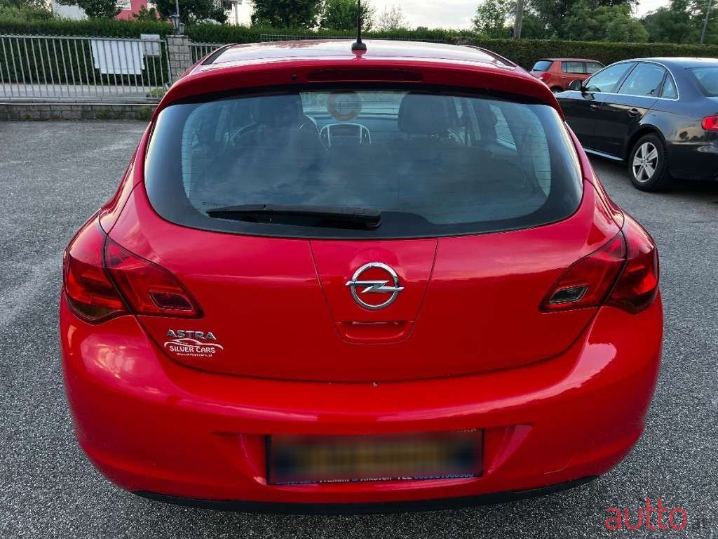 2010' Opel Astra photo #6