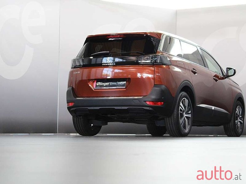 2022' Peugeot 5008 photo #2