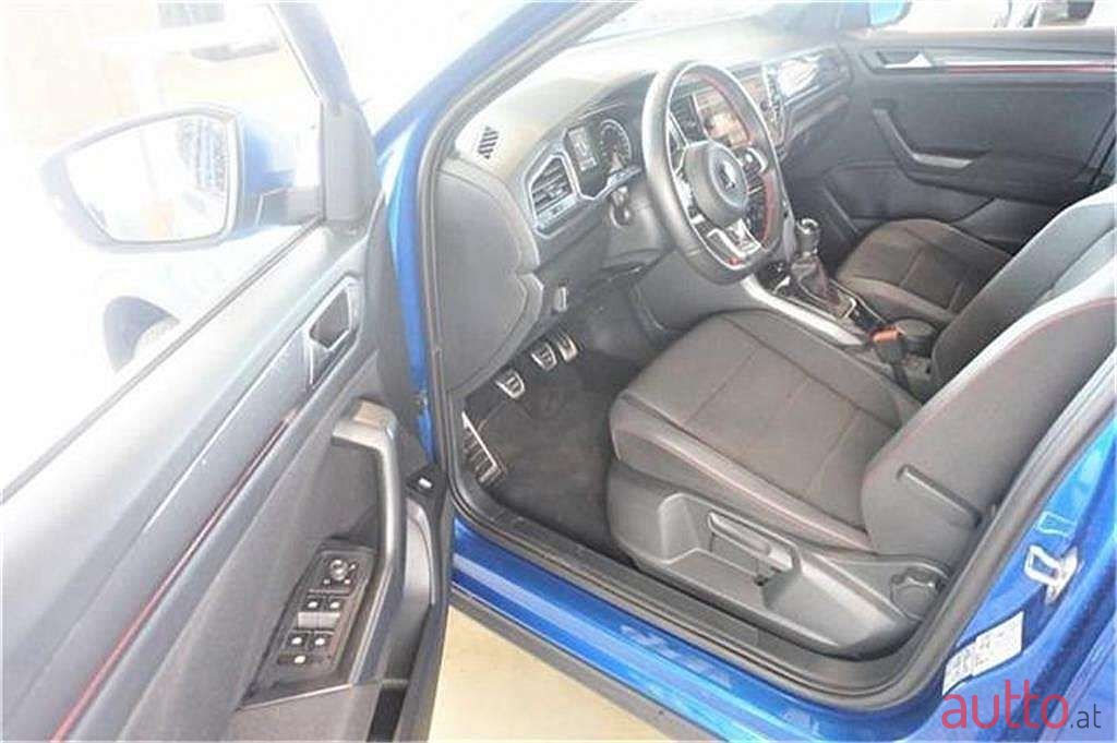 2021' Volkswagen T-Roc photo #3