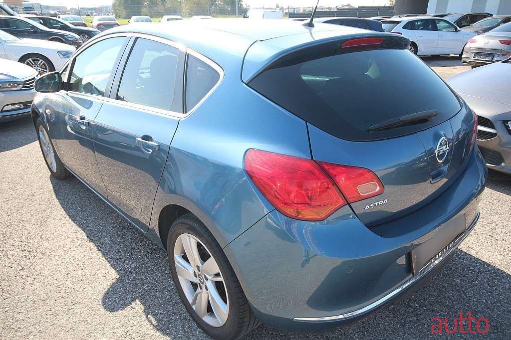 2015' Opel Astra photo #4