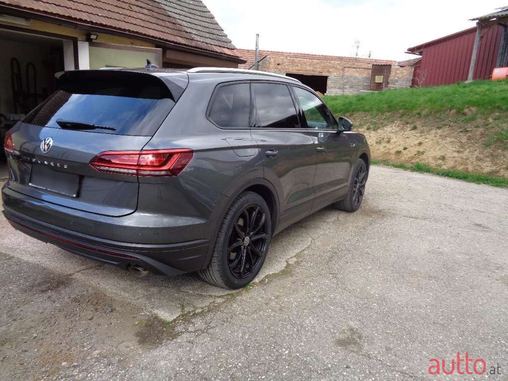 2019' Volkswagen Touareg photo #6