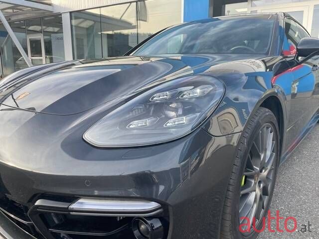 2020' Porsche Panamera photo #2